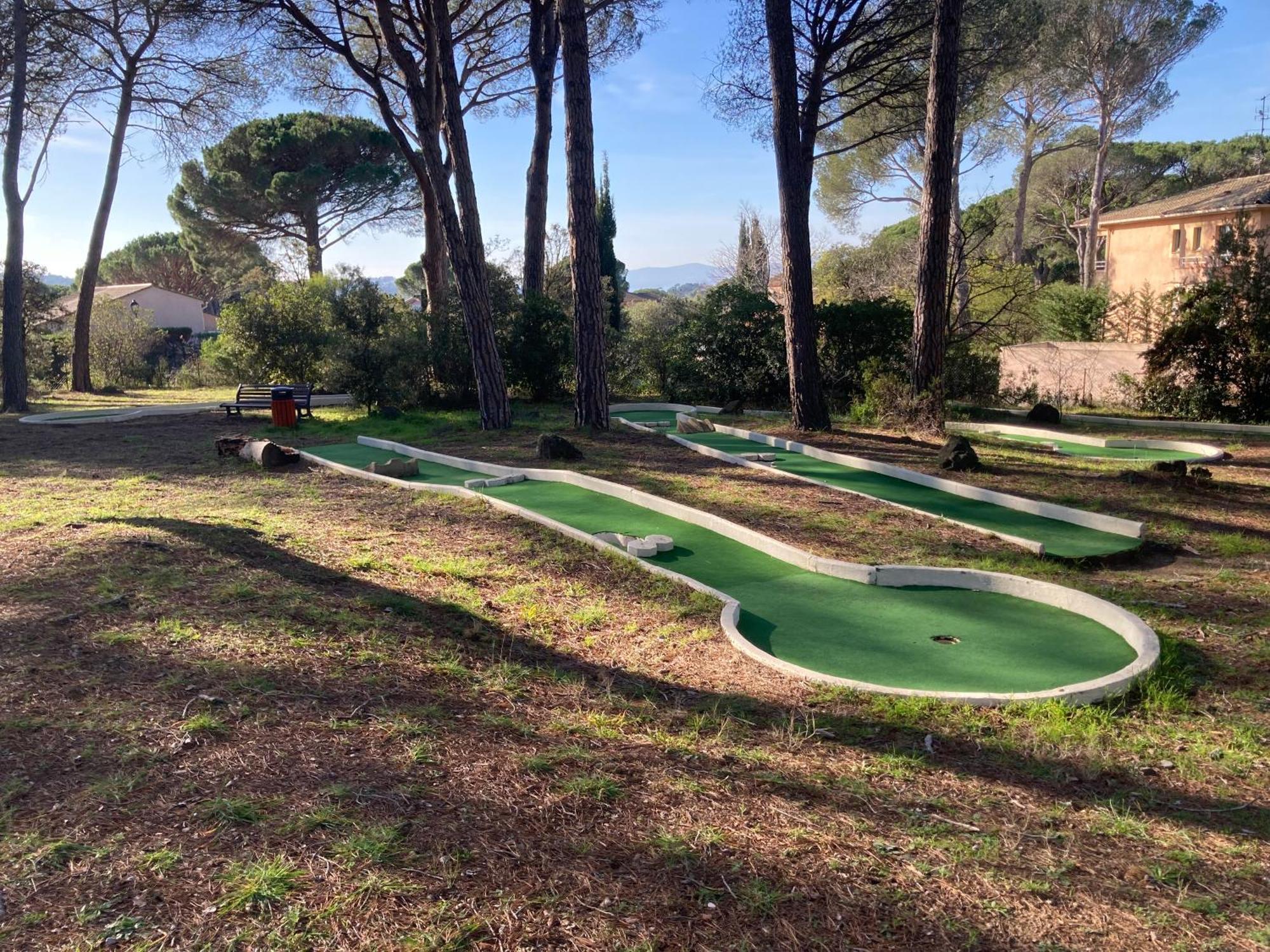 Charmant 2 Pieces Au Coeur Des Golfs De Saint Raphael Exterior photo